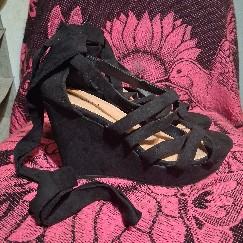 Wedges That Tie Up The Leg